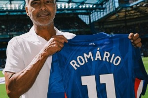 星空体育官方入口-罗马里奥造访斯坦福桥并获赠11号球衣，切尔西官推：足球偶像！