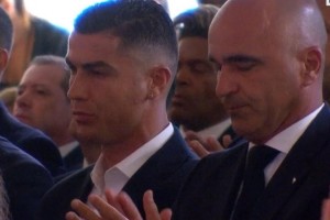 葡萄牙队集体出席若塔追思会：C罗携欧国联奖杯致敬并安抚逝者父亲